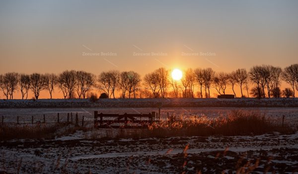 Zonsopkomst langs het kanaal door Walcheren